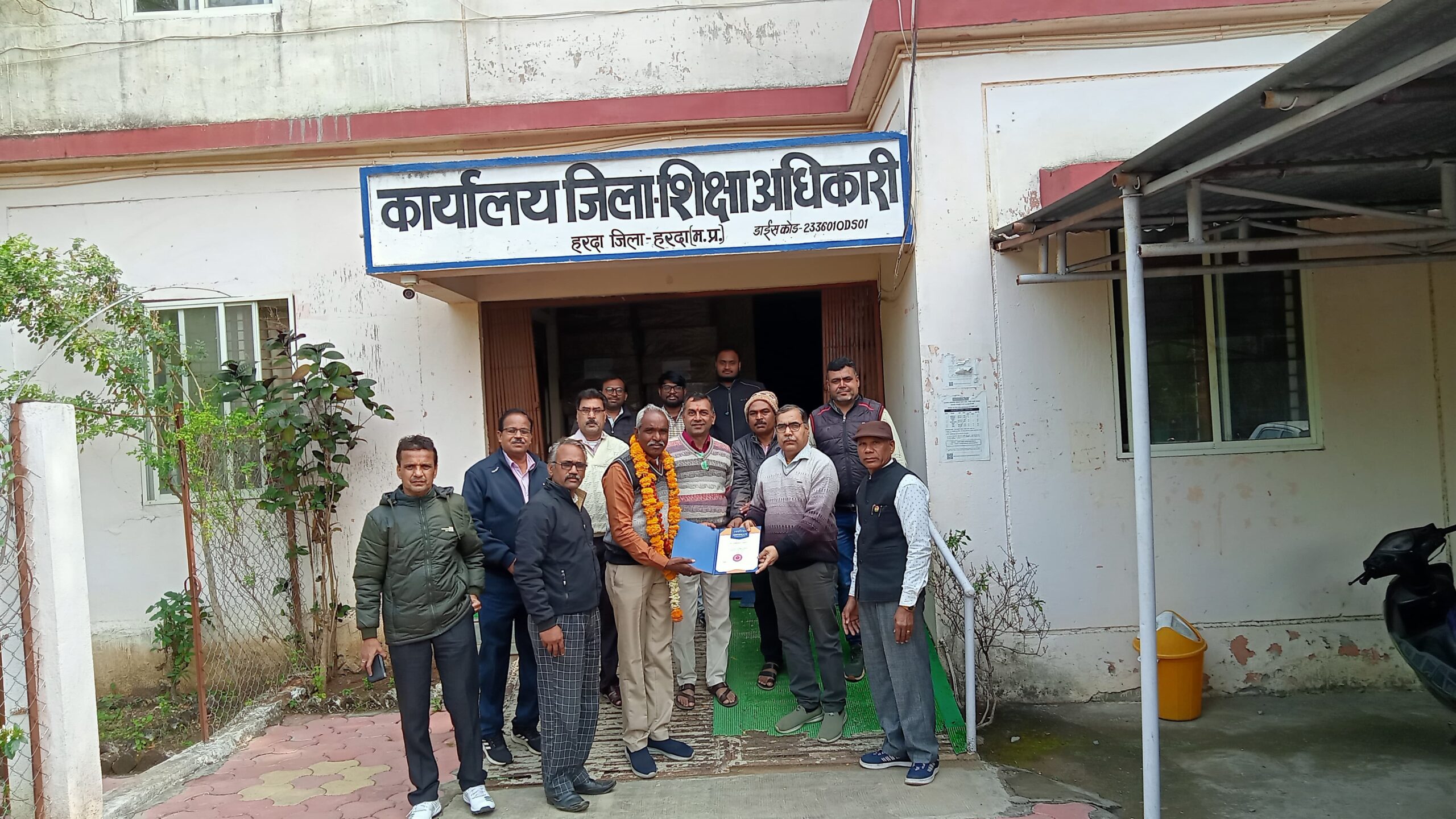 सिंगापुर से प्रशिक्षण प्राप्त कर लौटे शिक्षक आर. बी. दमाडे का जिला शिक्षा अधिकारी एवं स्टाफ द्वारा हुआ स्वागत। 1 IMG 20250116 WA0119 scaled