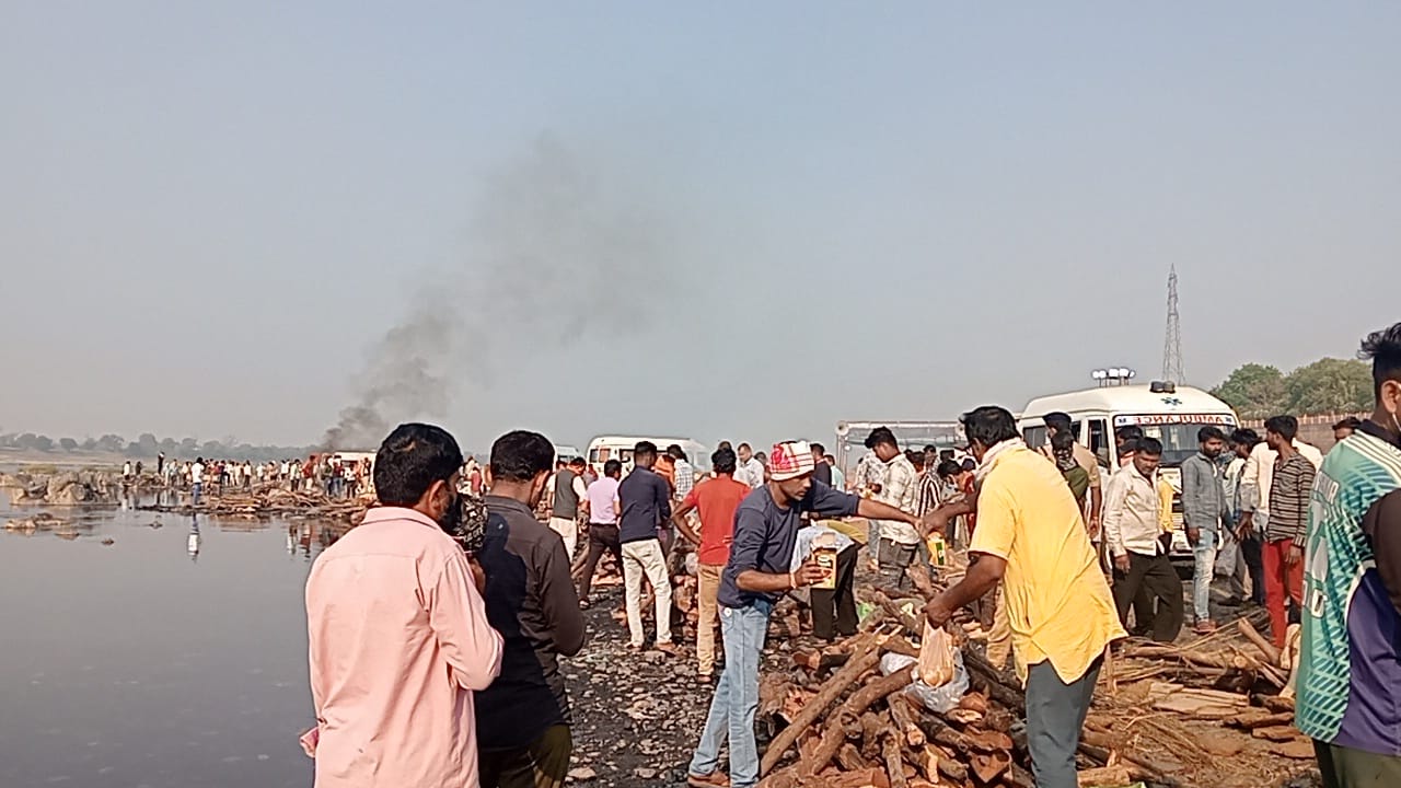 नेमावर नर्मदा घाट पर एक साथ जली 18 चिताएं । गुजरात ब्लास्ट 1 IMG 20250403 WA0335