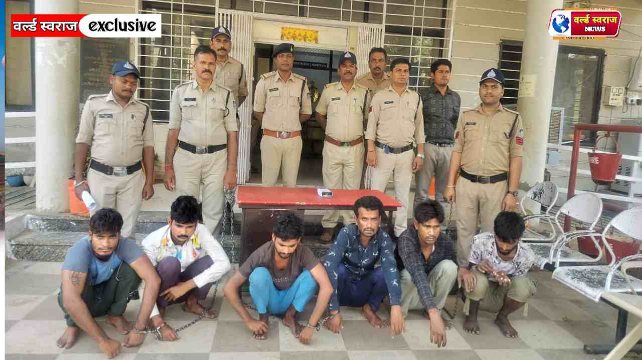 मोबाइल चोरों को हरदा पुलिस ने किया गिरफ्तार बस ट्रेन, बाजार और जुलूस में करते थे चोरी 1 Q 1744645369