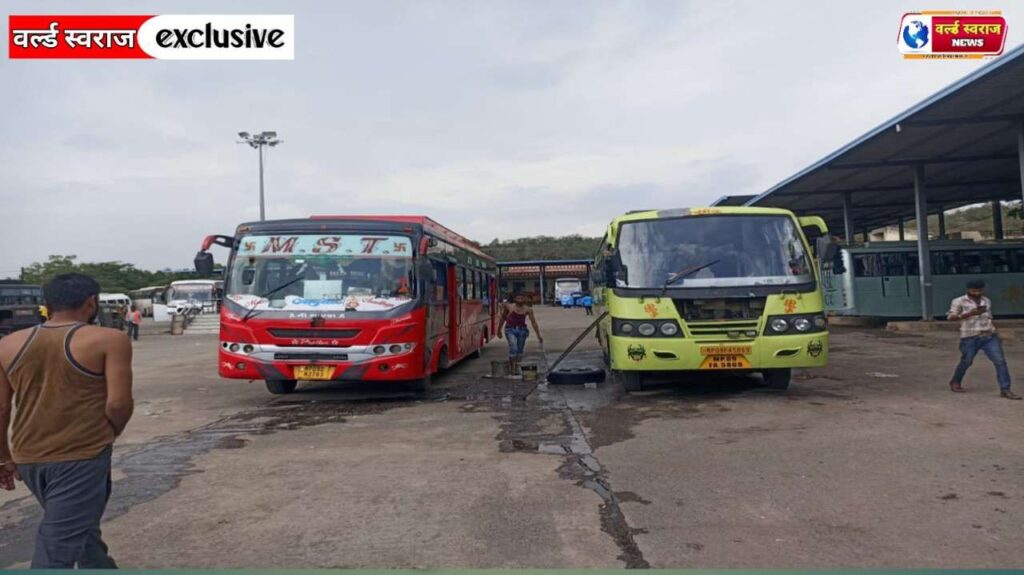 बिना परमिट और फिटनेस के दौड़ रही है दर्जनों यात्री बसें विश्व हिंदू सभा भारत के राष्ट्रीय उपाध्यक्ष ने पुलिस अधीक्षक खंडवा के नाम मांधाता पुलिस थाने पर सोफा ज्ञापन। 2 Q 1762320989