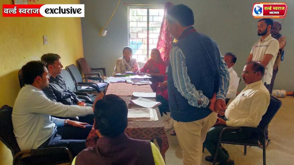 सभी बीएलओ मतदाताओं के गणना पत्र सावधानी से भरकर बीएलओ एप पर अपलोड करें - कमिश्नर श्री तिवारी 2 Q 1763126359