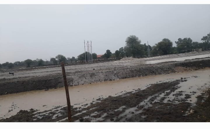 कन्नौद मे तेज वर्षा से खेतो मे पानी भराया फोरलेन सडक के निर्माण से पानी निकास की स्थिति खराब। 1 IMG 20260704 WA0004