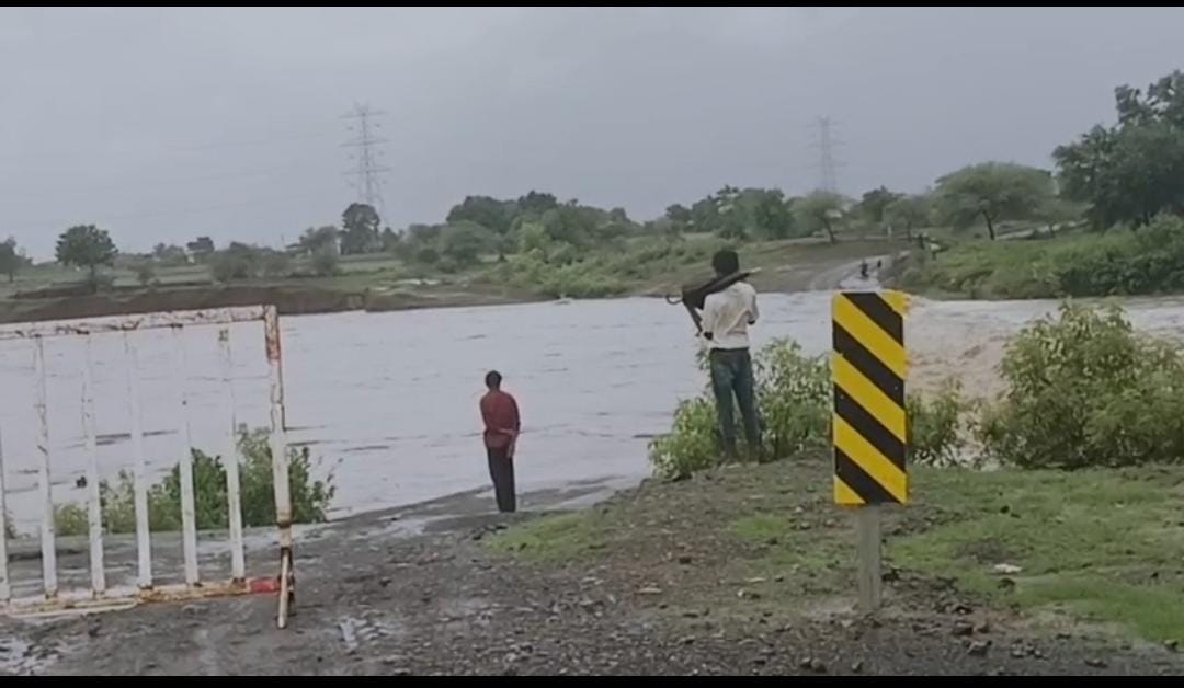 माचक नदी का रपटा डूबा, आवागमन पूरी तरह बंद। 1 IMG 20260704 WA0011