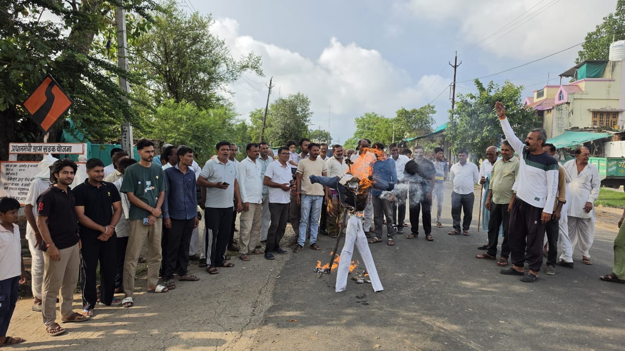 आज आम किसान यूनियन द्वारा अनेक गांवों में मध्य प्रदेश सरकार का पुतला जलाया और और अपना विरोध प्रदर्शन किया। 1 IMG 20260704 WA0013