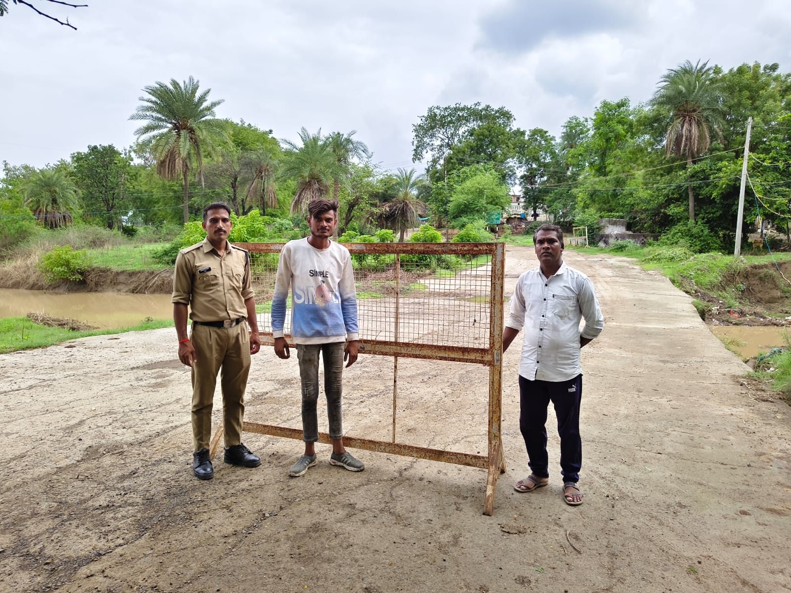 वर्षा काल मे पूल पार करते समय सतर्कता और सावधानी रखे। 1 IMG 20260704 WA0017
