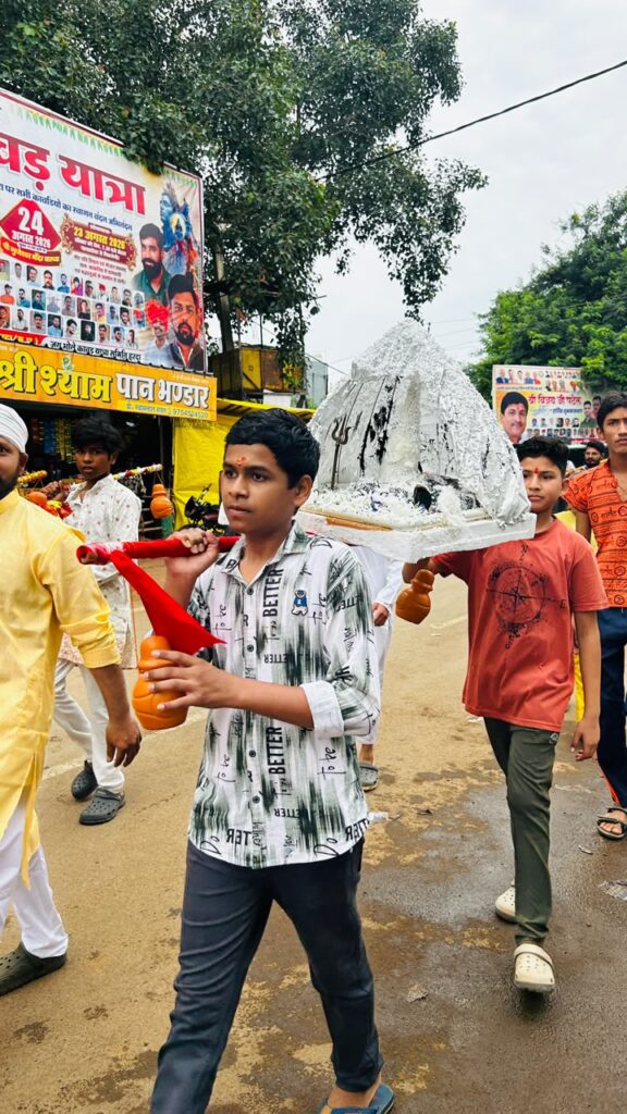 जय भोले कावड़ यात्रा का हंडिया में भव्य स्वागत हरदा जिले की सबसे बड़ी कावड़ यात्रा का 21वां वर्ष, आस्था और धर्म जागरण का उमड़ा जनसैलाब। 2 IMG 20260823 WA0008