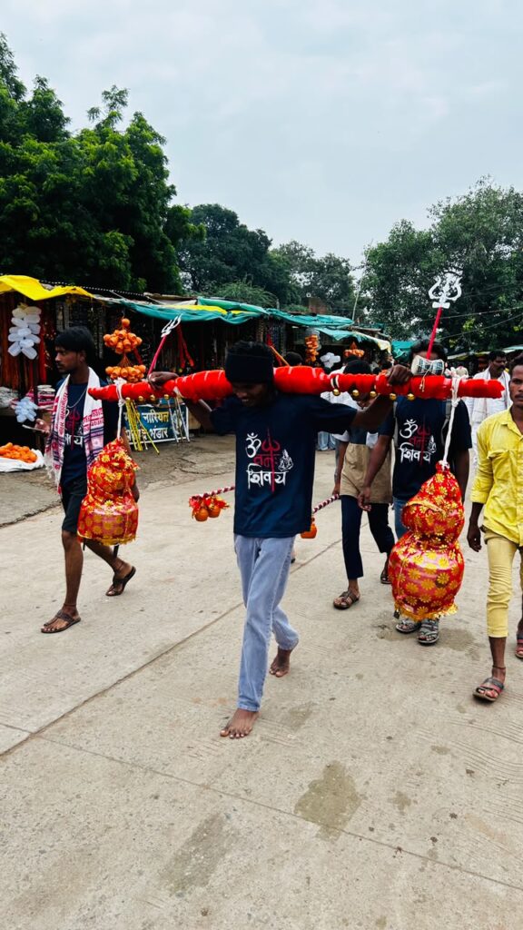 जय भोले कावड़ यात्रा का हंडिया में भव्य स्वागत हरदा जिले की सबसे बड़ी कावड़ यात्रा का 21वां वर्ष, आस्था और धर्म जागरण का उमड़ा जनसैलाब। 3 IMG 20260823 WA0020