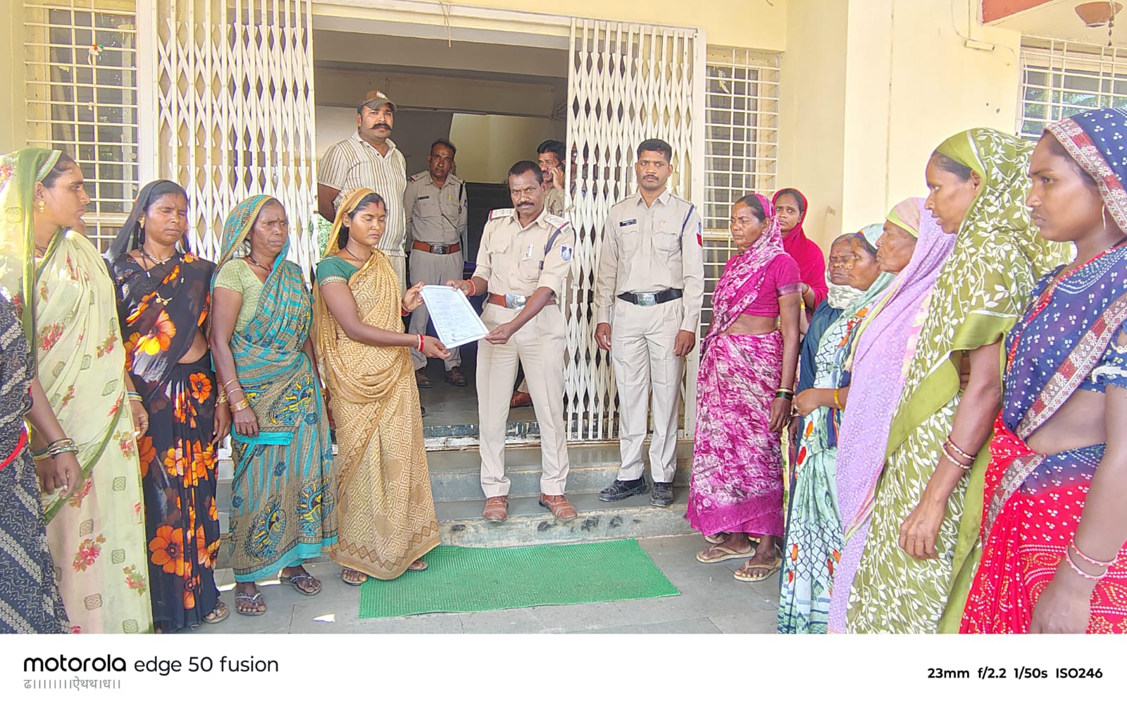 हंडिया : अवैध शराब को लेकर महिलाओं ने थाने में दिया ज्ञापन ,बागरुल पहाड़ी की 25-30 महिलाएं पहुंचीं हंडिया थाना, बच्चों के नशे की चपेट में आने की जताई चिंता,, 1 IMG 20261006 WA0006