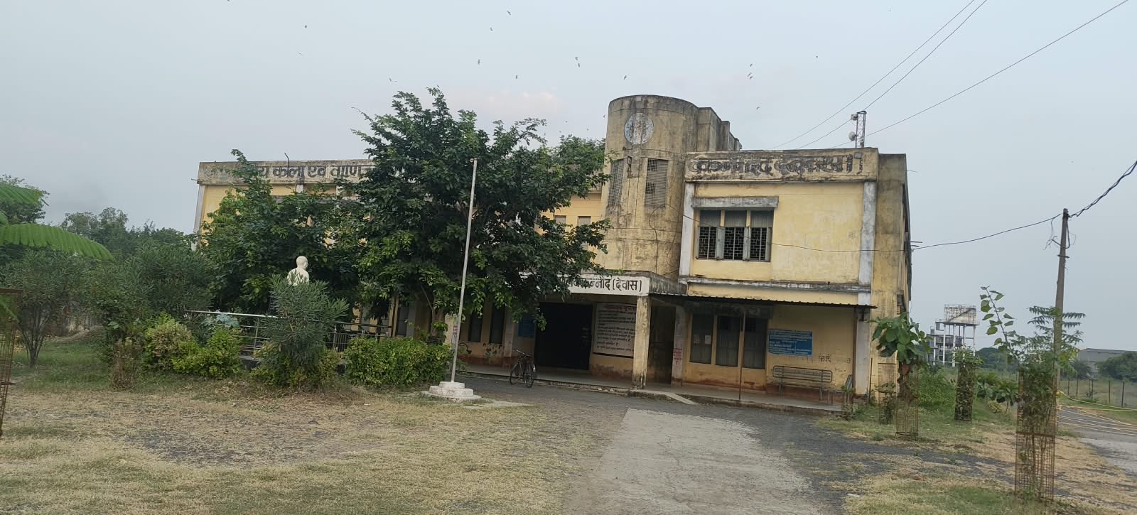 कन्नौद शासकिय महाविद्यालय मे रंग रोगन नही किया गया 1 IMG 20261006 WA0019
