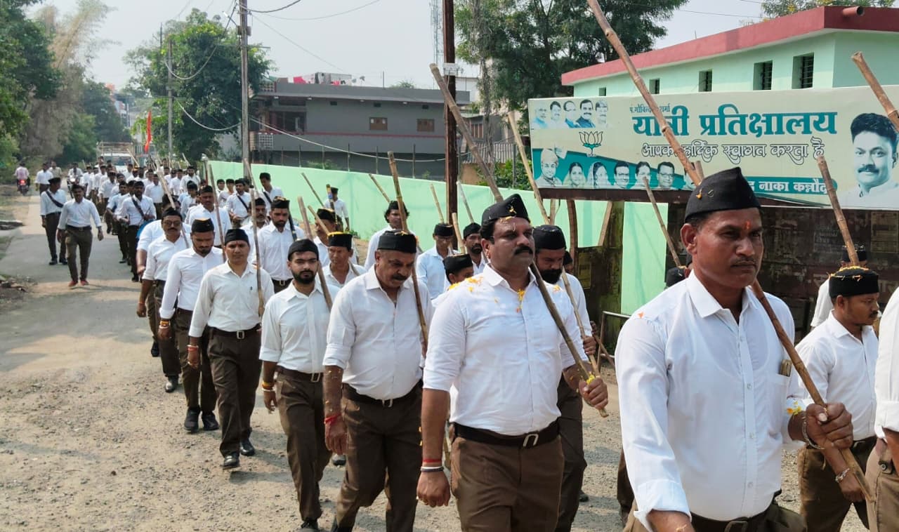 कन्नौद में दो दिन निकला संघ का पथ संचलन, जगह-जगह पुष्पवर्षा कर किया स्वागततीसरी बस्ती केशव बस्ती का पथ संचलन निकला, अनुशासन और एकजुटता का दिया संदेश। 1 IMG 20261025 WA0005