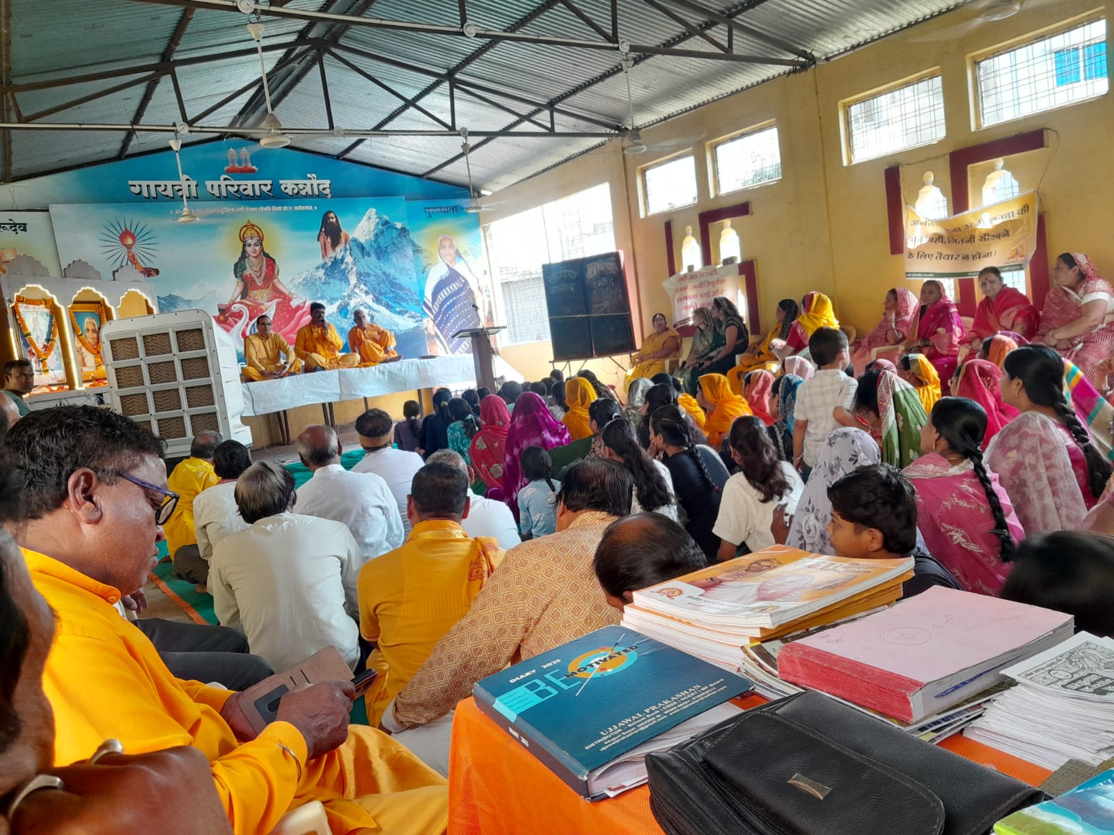 गायत्री शक्तिपीठ पर विशाल कन्या भोजन तथा भण्डारा आयोजित । 1 IMG 20261027 WA0009