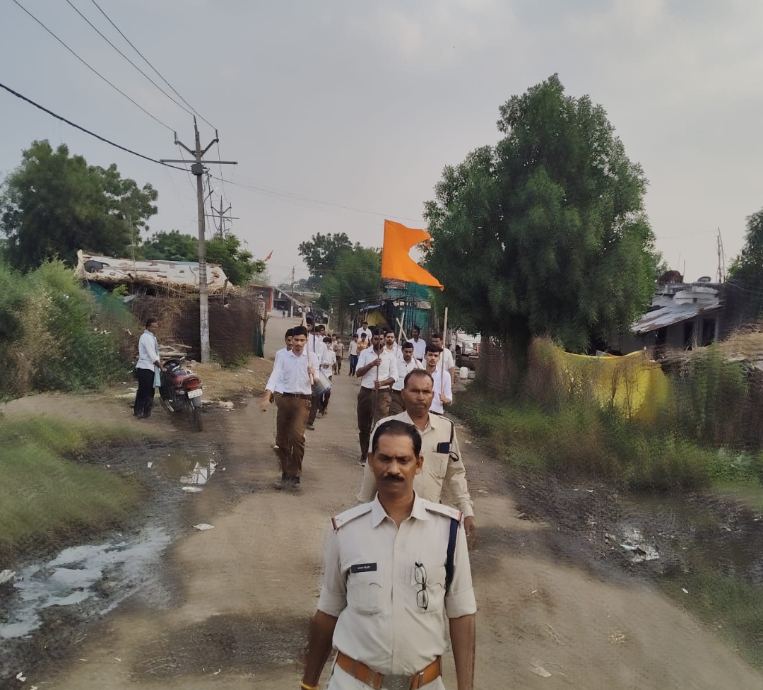 विजयादशमी के पावन अवसर पर ग्राम भगवानपुरा में निकला राष्ट्रीय स्वयंसेवक संघ का पथ संचलन, पुलिस विभाग का रहा सहयोग। 1 IMG 20261027 WA0013